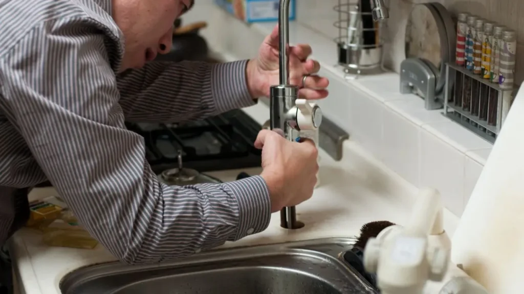 how to remove a kitchen sink​
