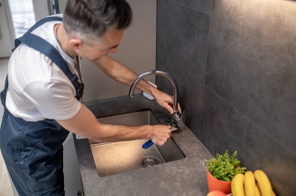 how to caulk a kitchen sink​